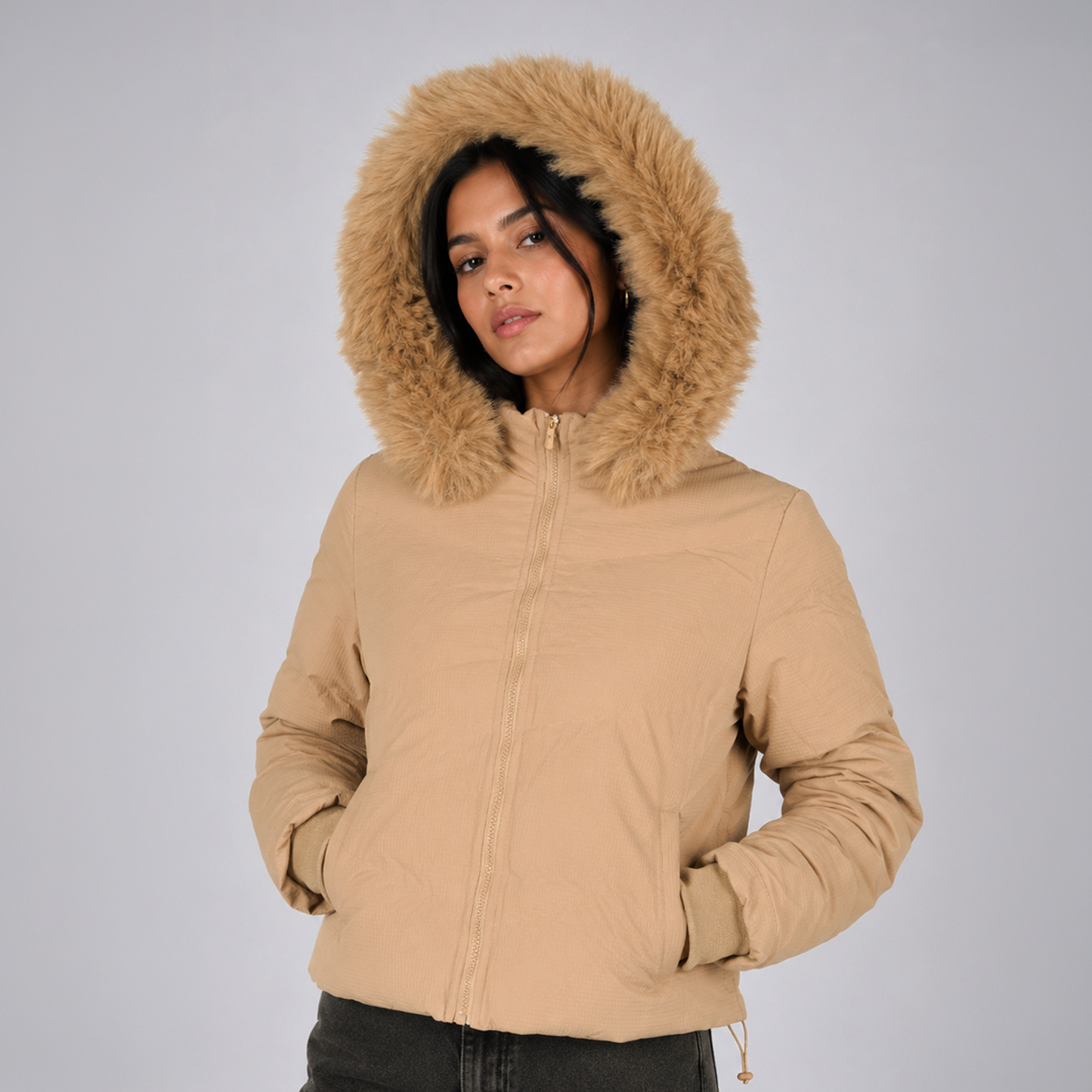 Casaca Puffer Corta para Mujer Belinda 9914 con Capucha de Peluche - Camel