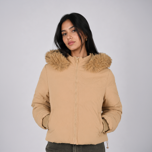 Casaca Puffer Corta para Mujer Belinda 9914 con Capucha de Peluche - Camel